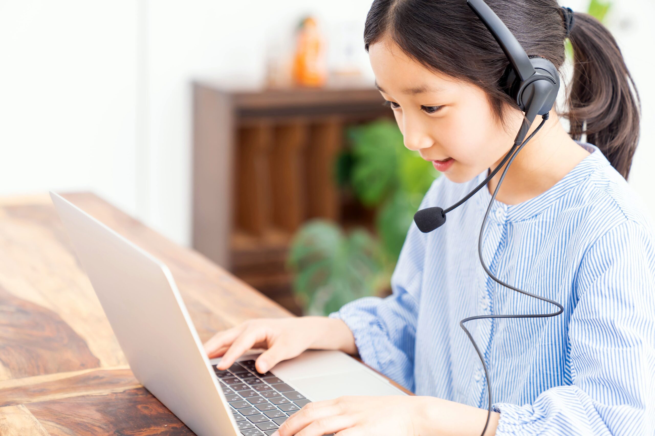 オンライン学習する女の子