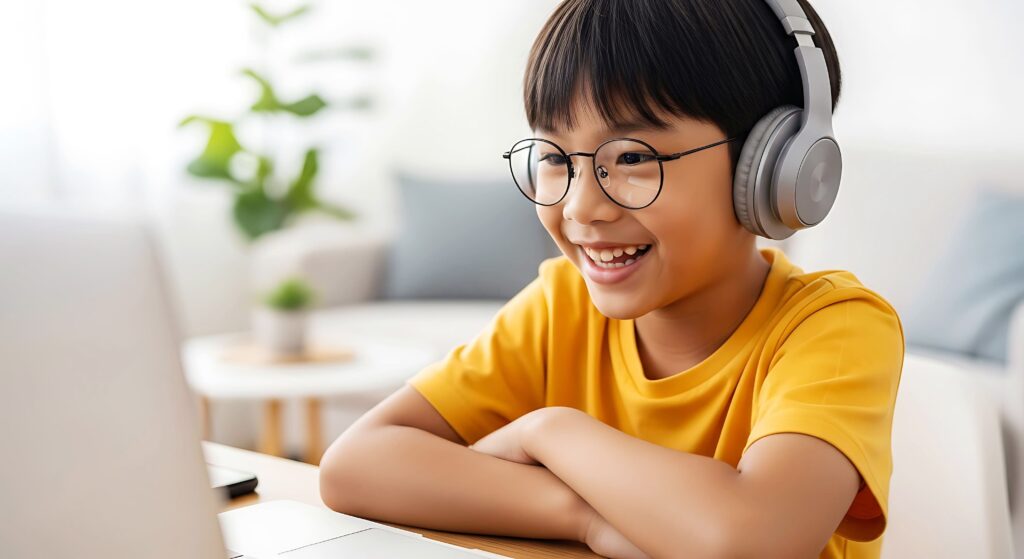 オンライン学習する男の子