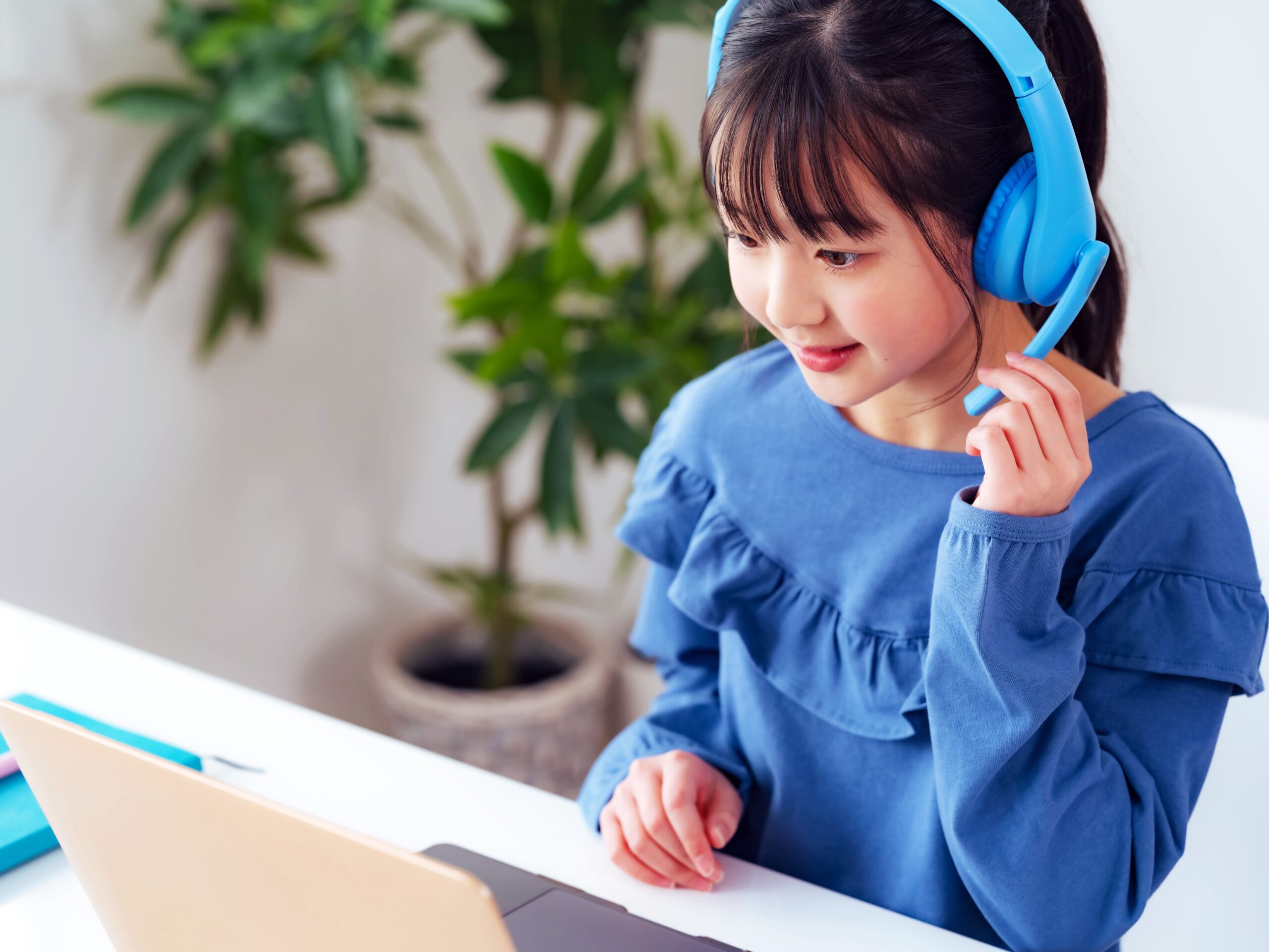 オンライン学習する女の子