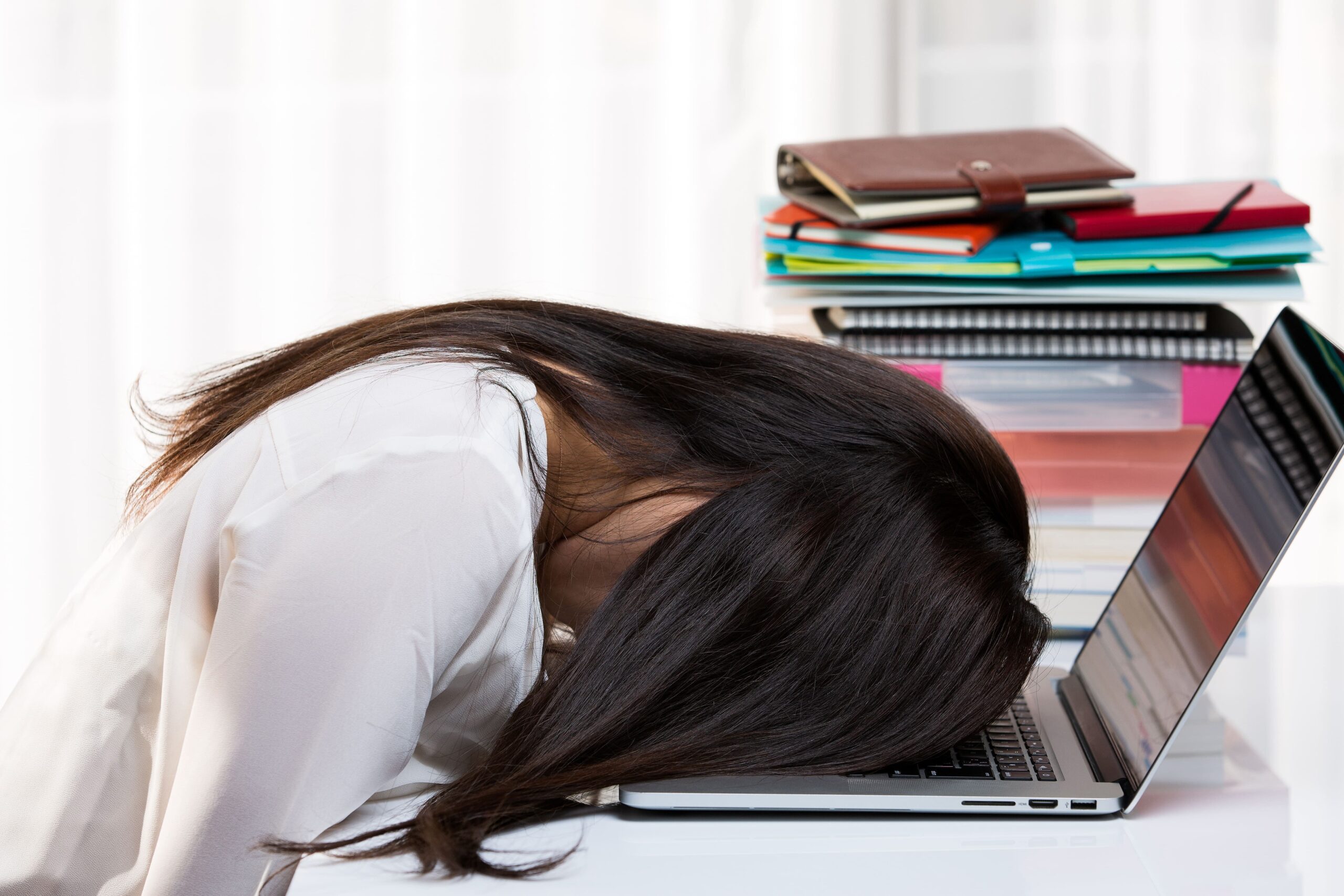 落ち込む女の子