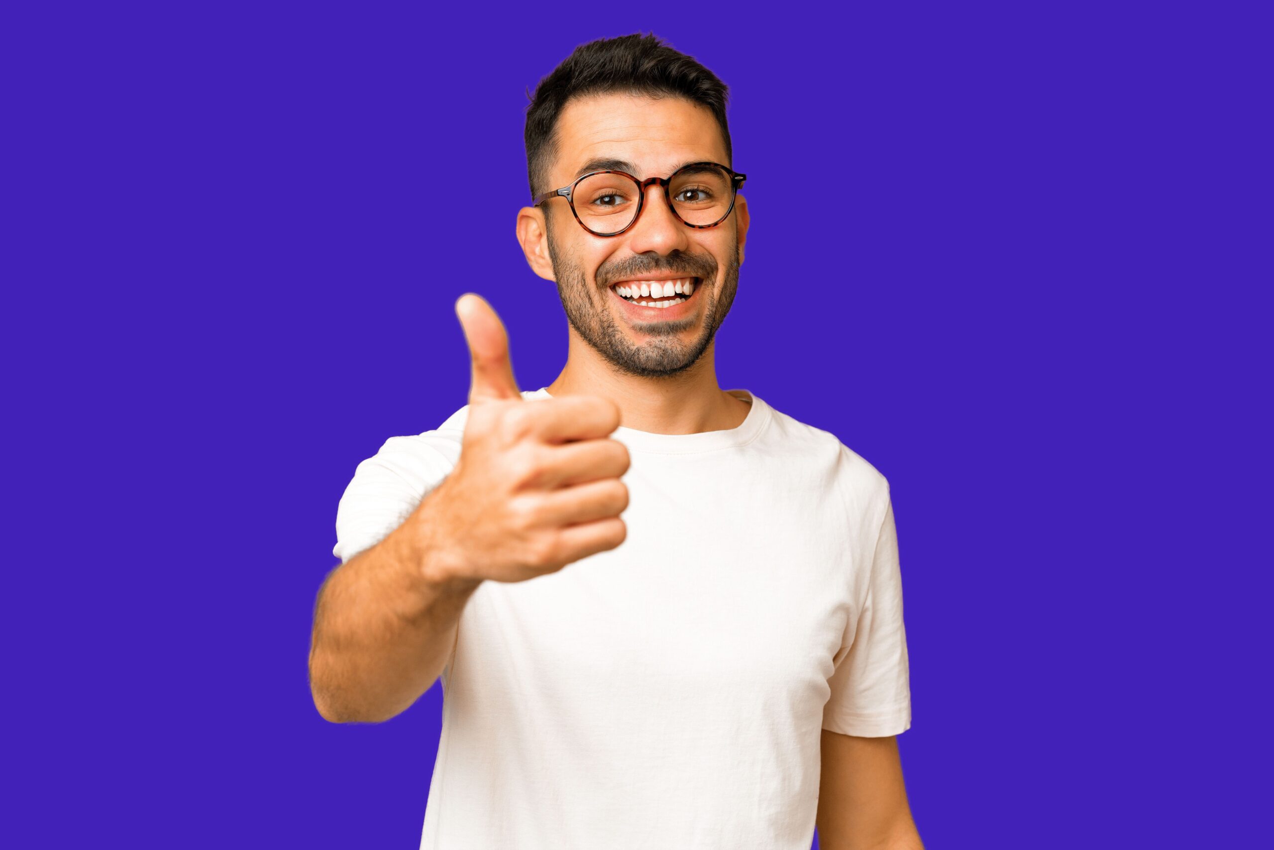 サムズアップする男性講師